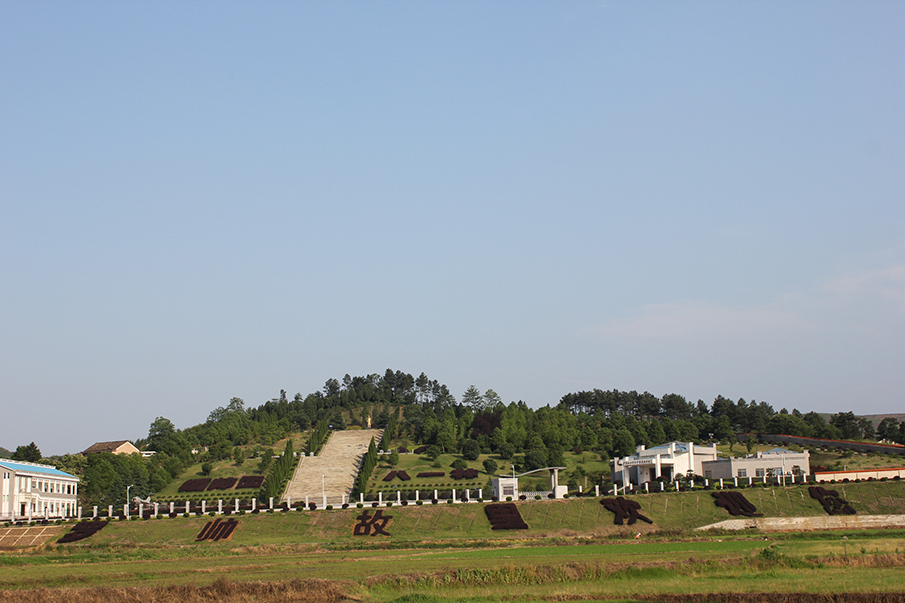 罗荣桓故居纪念馆位于衡东县荣桓镇南湾村，主要由罗荣桓故居、罗荣桓青少年革命活动旧址群、罗荣桓元帅生平业绩陈列馆、罗荣桓元帅铜像纪念广场、八一林、缅帅园等纪念设施组成。图片来源：罗荣桓故居和陈列馆