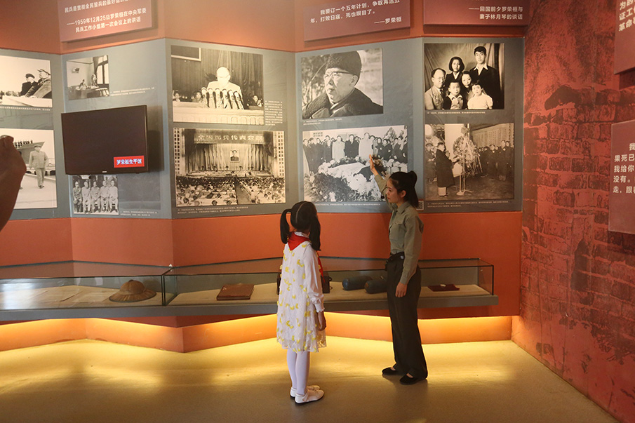 沿着罗荣桓元帅的人生足迹，刘品言了解到了他光辉的一生。图片来源：湖南文明网 记者 彭团 摄