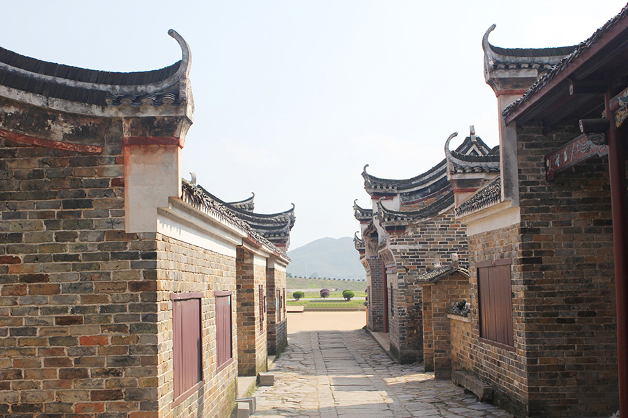 刘品言又跟随讲解员许雅玲来到了罗荣桓故居。这是罗荣桓故居所在的南湾老街。图片来源：罗荣桓故居和陈列馆