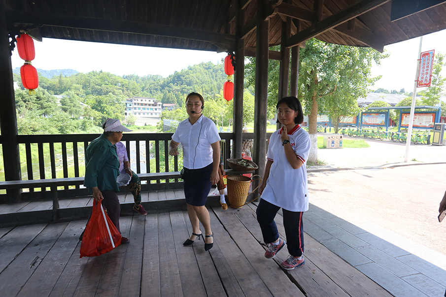 贺龙故居讲解员刘洋（右二）为新时代湖南好少年向博（右一）介绍贺龙桥，贺龙桥由贺龙同志的曾祖父贺廷宰首倡修建，原名永安桥，1953年正式命名为贺龙桥。图片来源：湖南文明网 记者 彭团 实习生 孙豆豆 摄