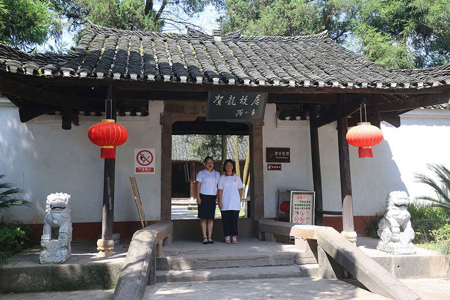 刘洋和向博在贺龙故居前合影。图片来源：湖南文明网 记者 彭团 实习生 孙豆豆 摄