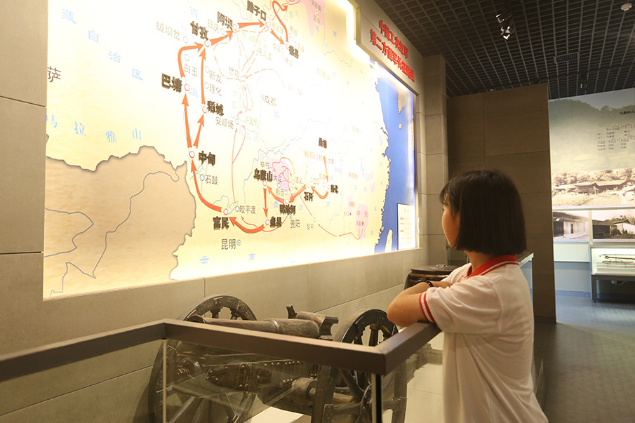 向博仔细观看中国工农红军第二方面军长征路线图。图片来源：湖南文明网 记者 彭团 实习生 孙豆豆 摄