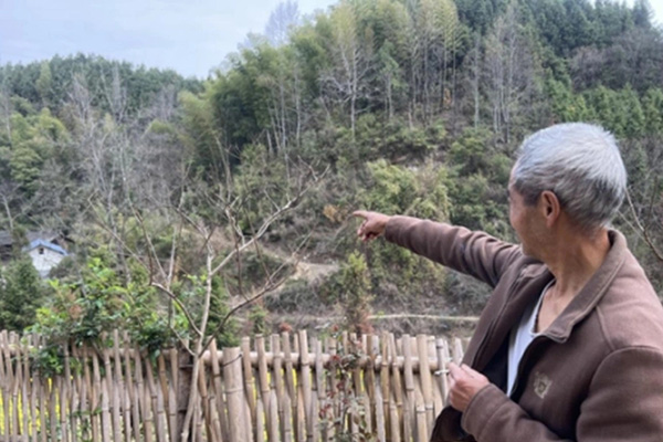 杨学智花甲老人冲进火场勇救人